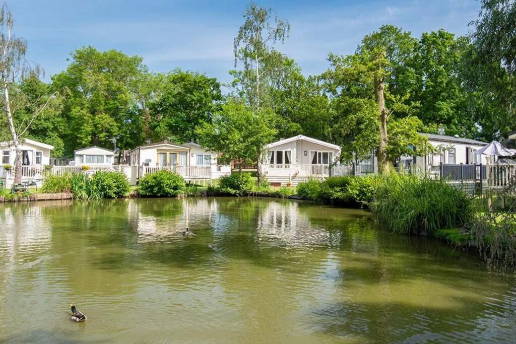 2 Bedroom Holiday Home - Access To Club House / Fishing Lake / Swimming Pool Clacton-on-Sea Ngoại thất bức ảnh