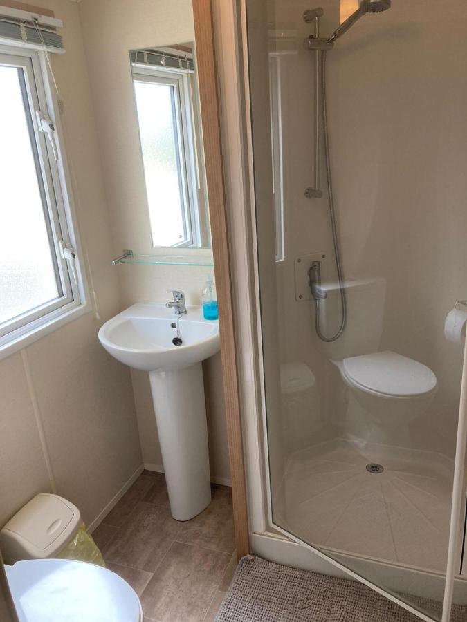 2 Bedroom Holiday Home - Access To Club House / Fishing Lake / Swimming Pool Clacton-on-Sea Ngoại thất bức ảnh